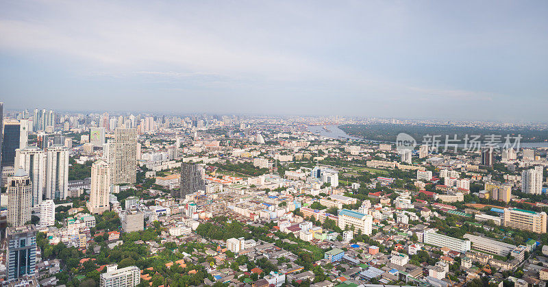 全景城市景观商业区(baiyok, Ratchaprarop, patunam曼谷，泰国)鸟瞰高层建筑在黄昏